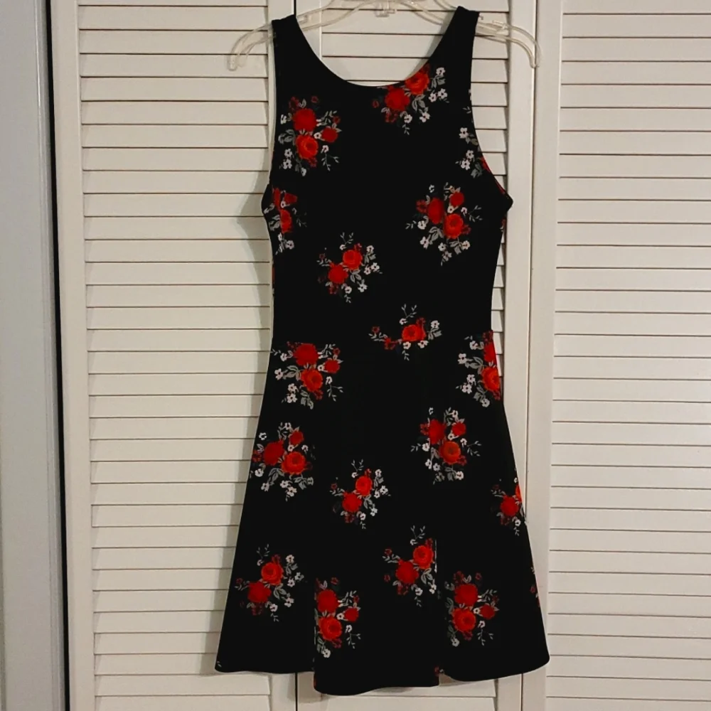 H&M - Floral Sleeveless Dress - Red Roses & Carnations - Picture 3 of 3